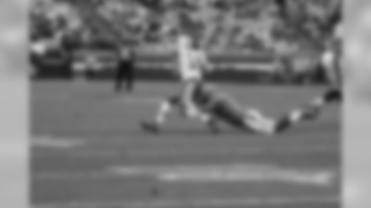 DE Tyrone Holmes sacks New York Jets QB Ryan Fitzpatrick.