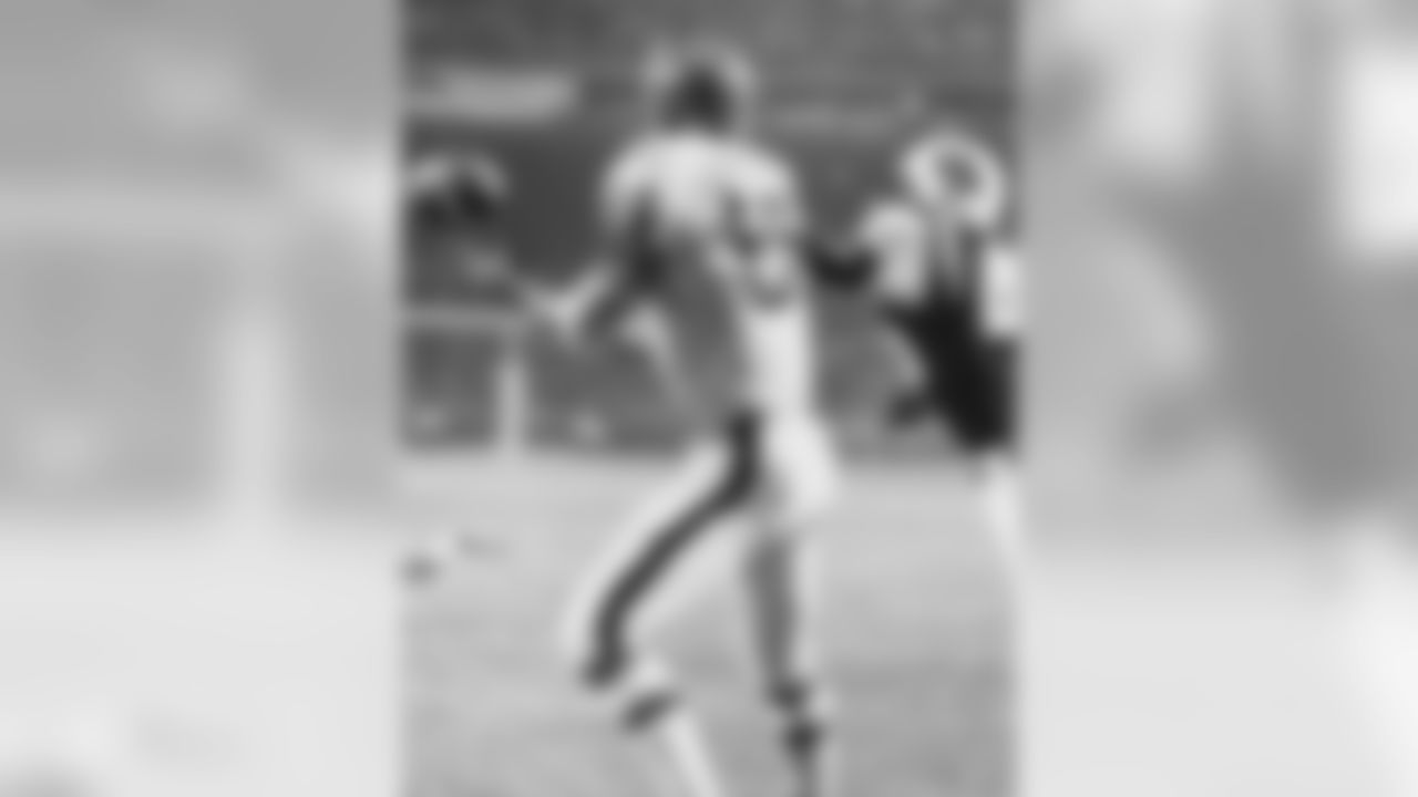 Gary Collins hauling in a 8 yard touchdown pass from Bill Nelsen to open up the scoring on the night.