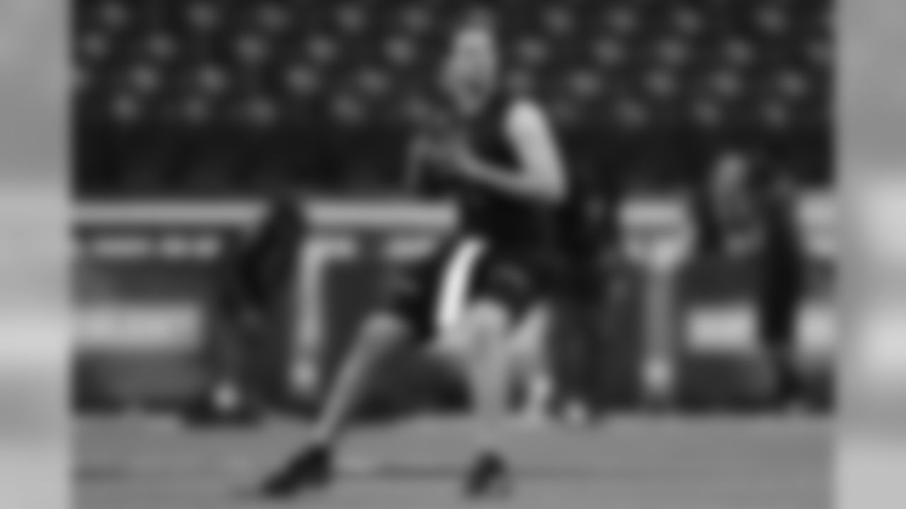 Quarterback Kevin Davidson (9)