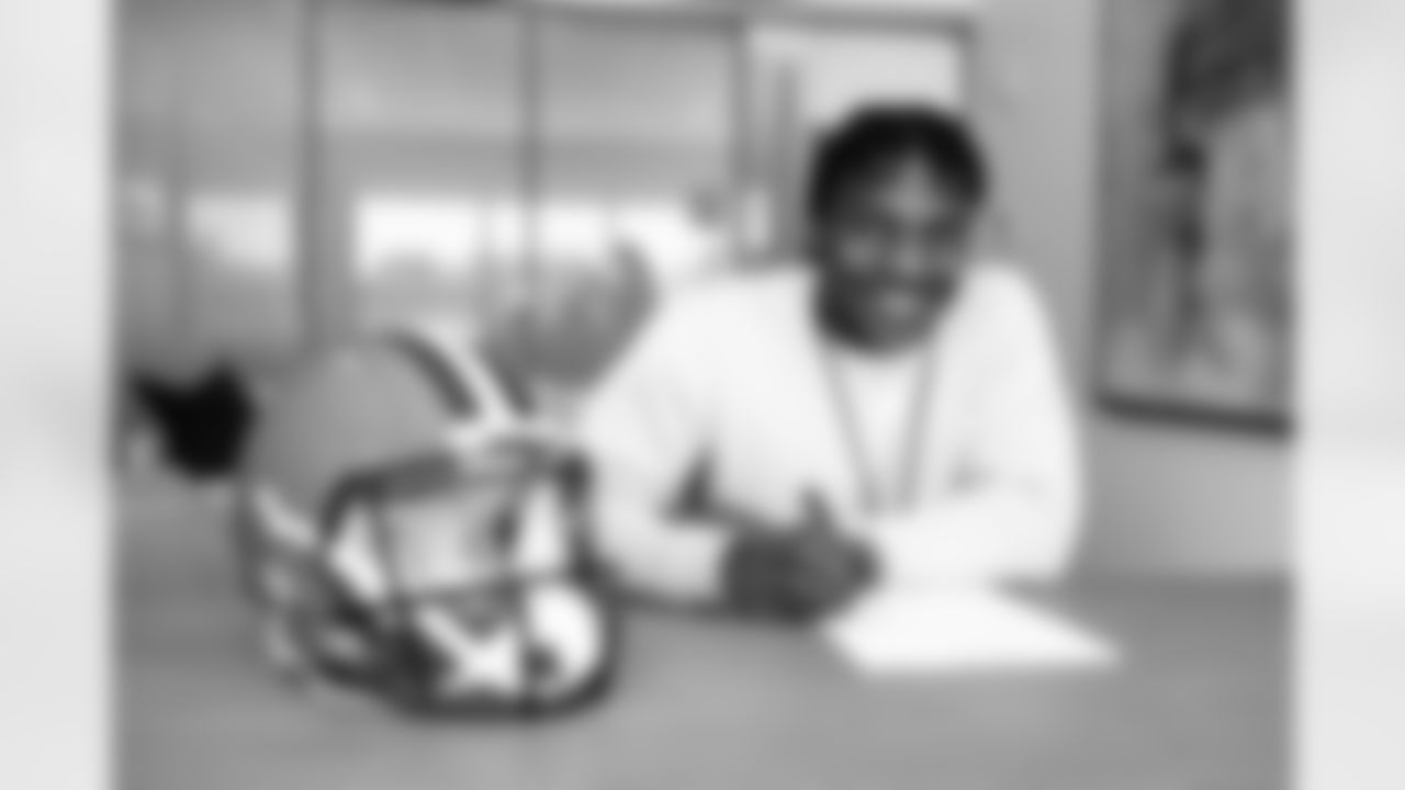 Demetric Felton signs his rookie contract on May 13, 2021.