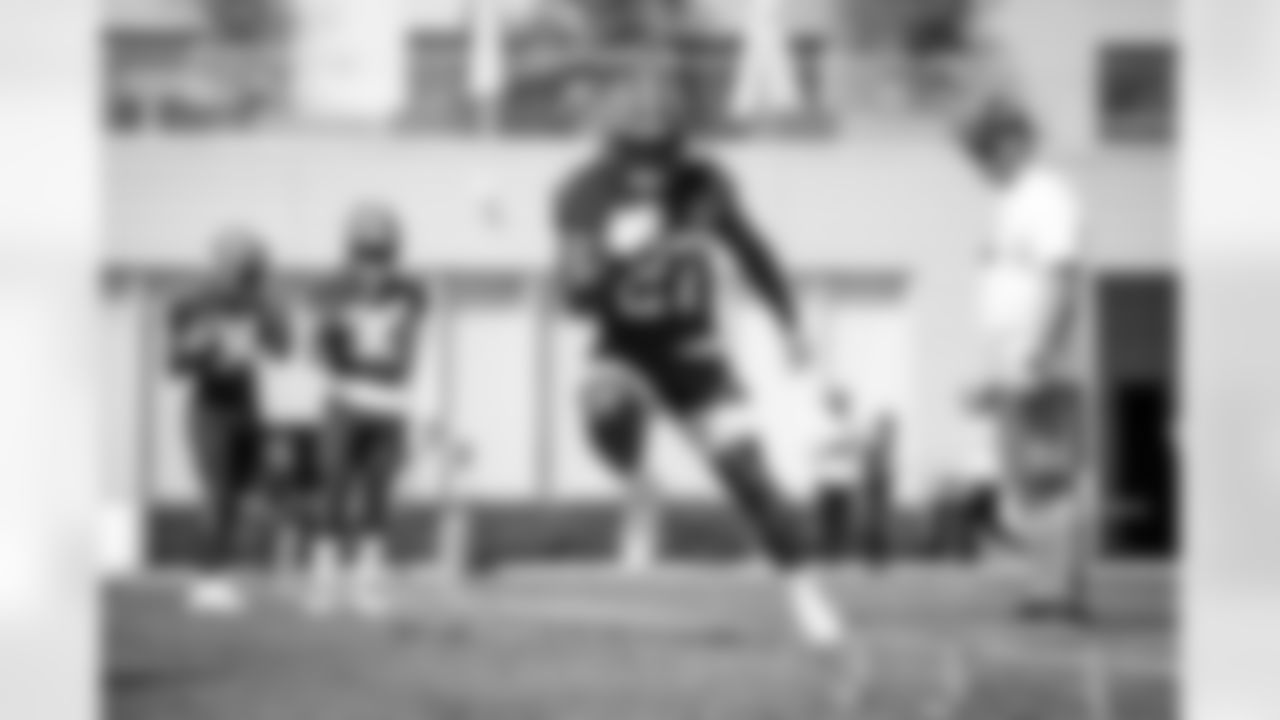 Running back Kareem Hunt (27) during practice at CrossCountry Mortgage Campus on August 30, 2022.