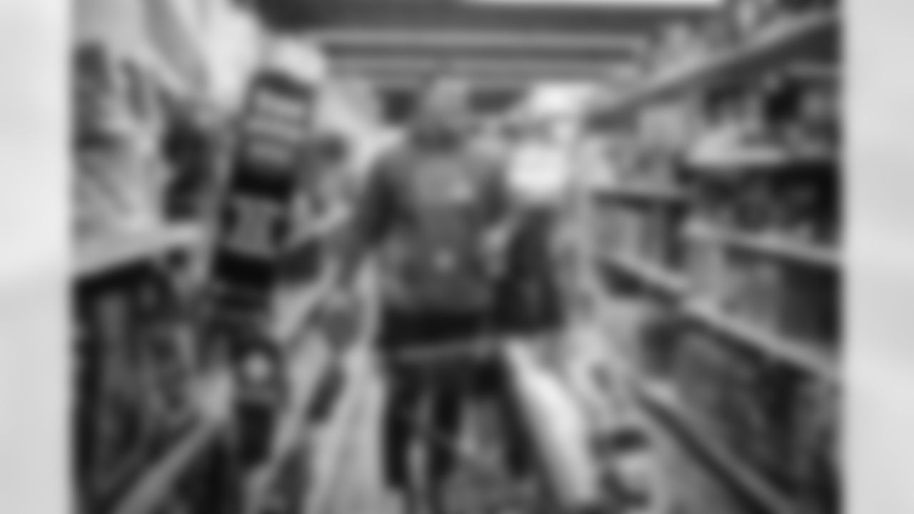 Joel Bitonio Shop with a Pro on December 12, 2022 at a Meijer in Avon.