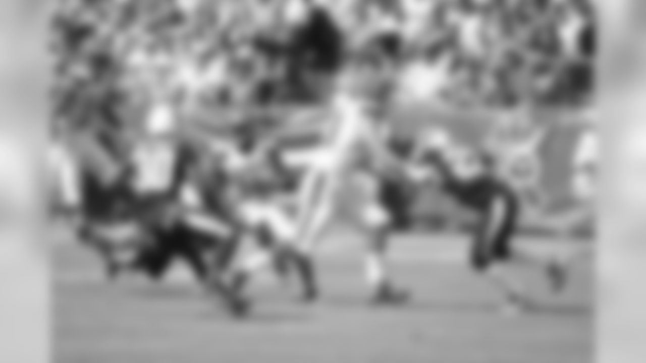 RB Isaiah Crowell (center) runs with the ball.