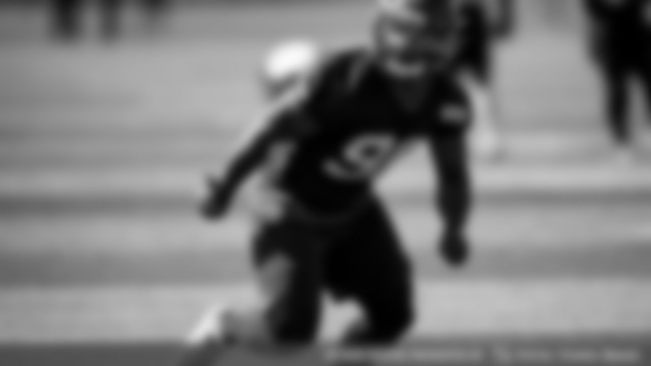 Linebacker Anthony Stubbs (90)