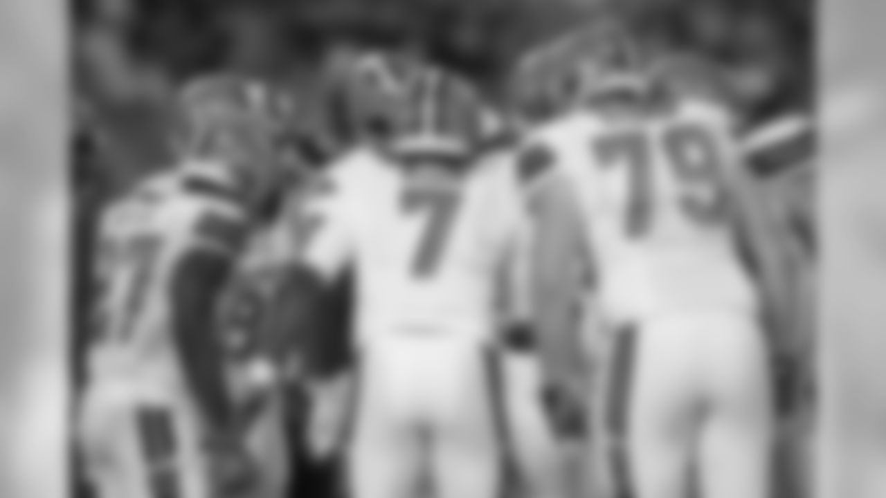 QB DeShone Kizer huddles up with the Browns offense.
