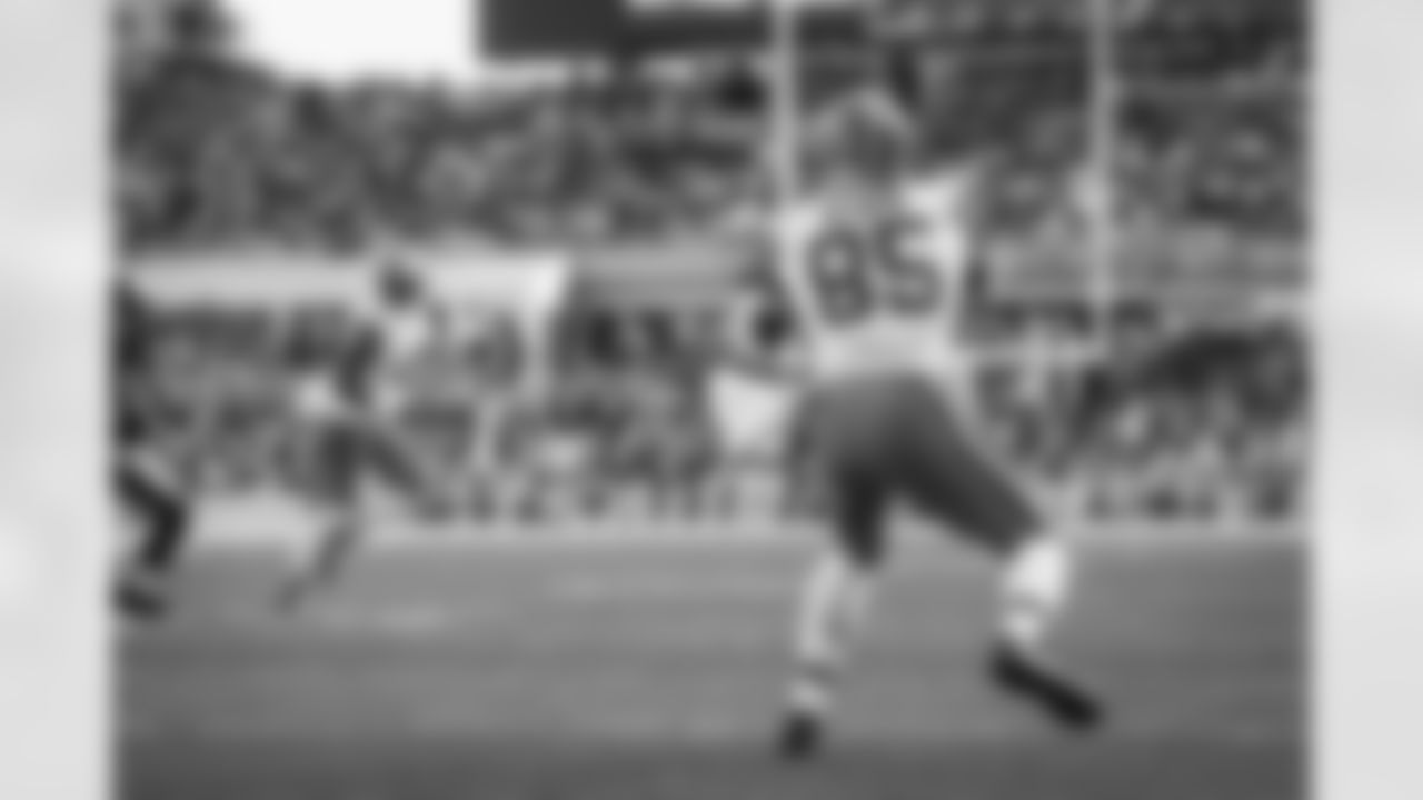 Tight end David Njoku (85) during a NFL football game between the Cleveland Browns and Pittsburgh Steelers on January 8, 2023 at Acrisure Stadium.
