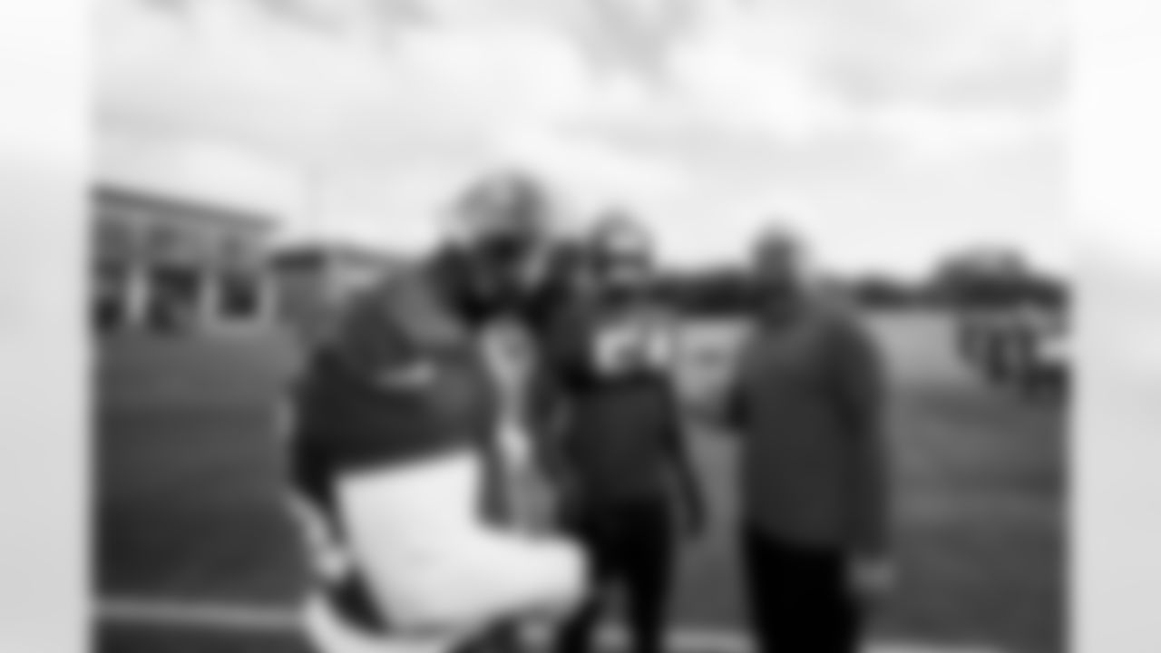 TAMPA, FL - January 04, 2023 - Inside Linebacker Devin White #45, Inside Linebacker Lavonte David #54 and Pass Game Coordinator/Inside Linebackers Coach Larry Foote of the Tampa Bay Buccaneers during practice at AdventHealth Training Center. Photo By Tori Richman/Tampa Bay Buccaneers