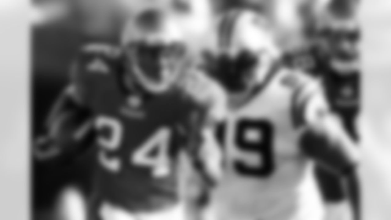 24 RB Cadillac Williams picks up 16 yards on a catch