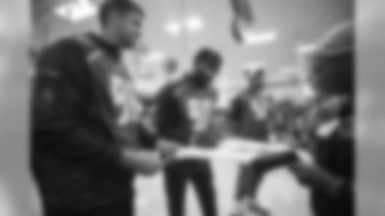 191218_TR_LinebackersLightUpHolidays_032