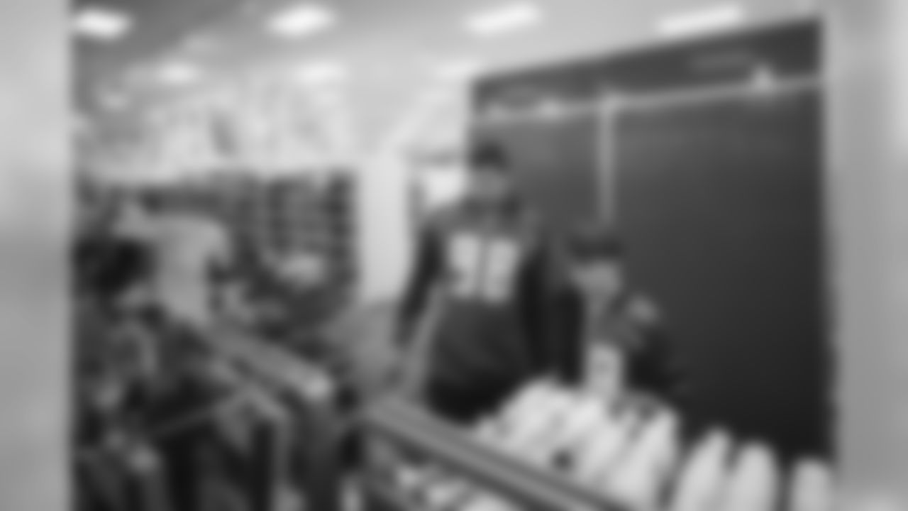 191218_TR_LinebackersLightUpHolidays_026