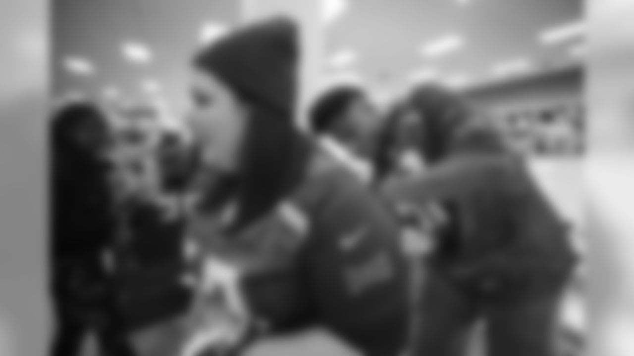191218_TR_LinebackersLightUpHolidays_020