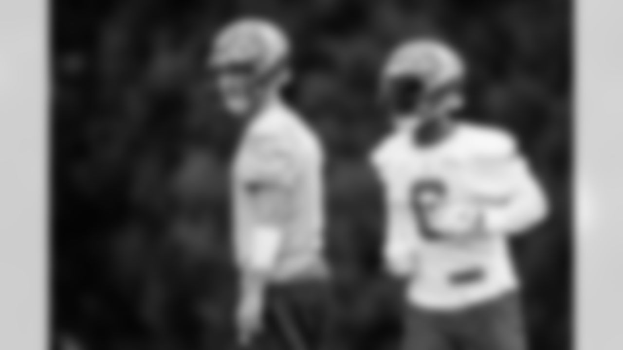 TAMPA, FL - January 21, 2022 - Quarterback Ryan Griffin #4 and Running Back Le'Veon Bell #6 of the Tampa Bay Buccaneers during practice at AdventHealth Training Center. Photo By Kyle Zedaker/Tampa Bay Buccaneers