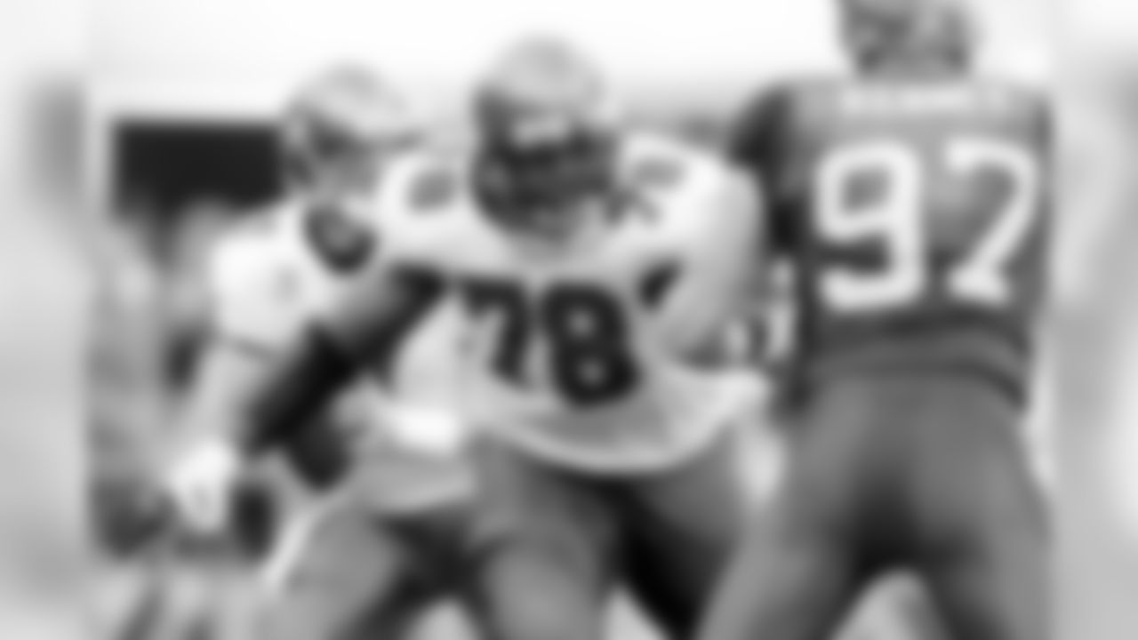 78 Arron Sears protects the quarterback