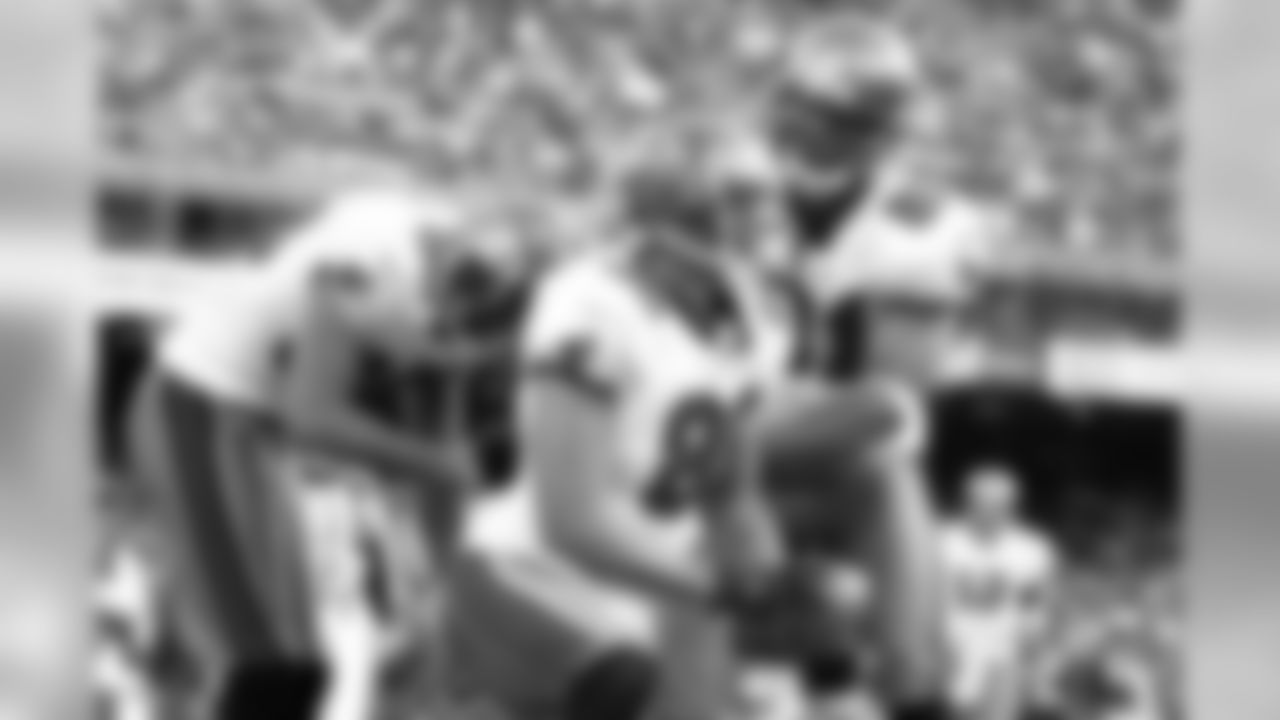 86 Jerramy Stevens finished the game with five receptions for 73 yards and two touchdowns