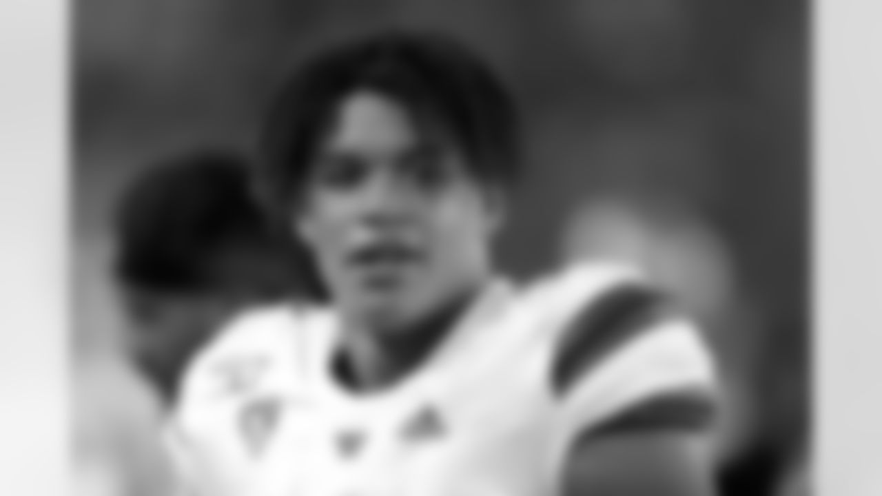 Washington linebacker Joe Tryon (9) in the first half during an NCAA college football game against Arizona, Saturday, Oct. 12, 2019, in Tucson, Ariz. (AP Photo/Rick Scuteri)