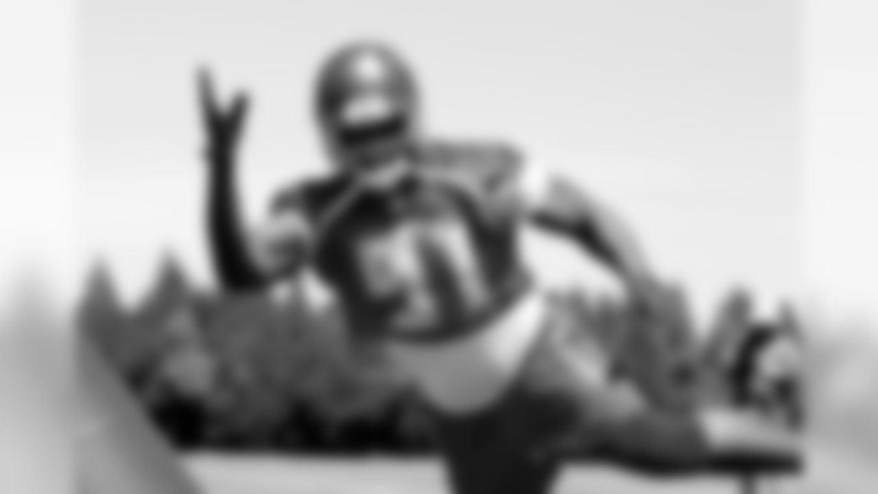 DE Robert Ayers