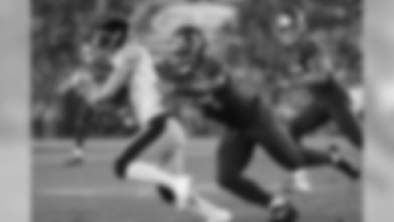 LB Lavonte David, No. 54