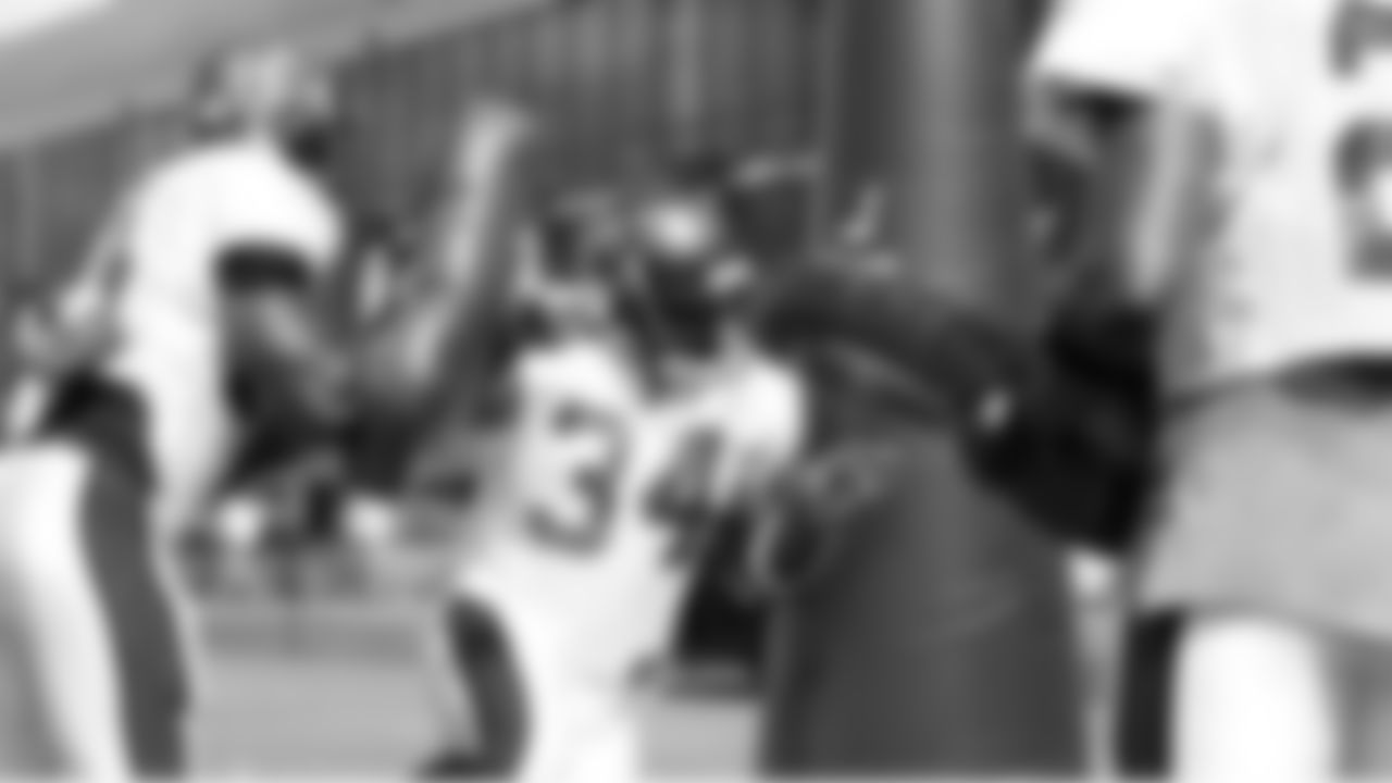 RB Earnest Graham fights through a bunch of pads to get in position for a pass