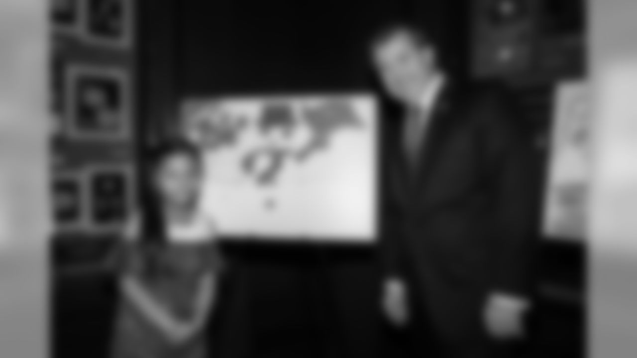 191121_TR_HolidayCardExhibit_032