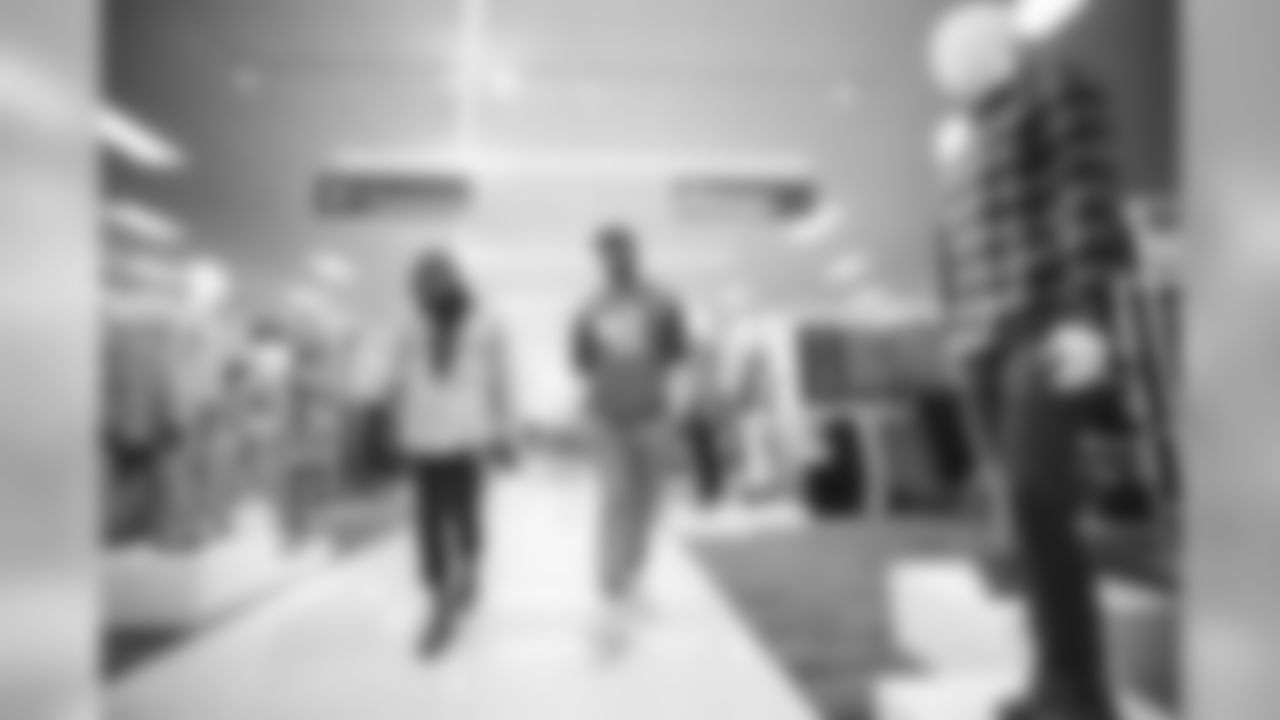 191218_TR_LinebackersLightUpHolidays_018