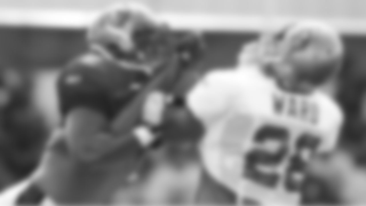 RB Derrick Ward holds his ground against a blitzing linebacker
