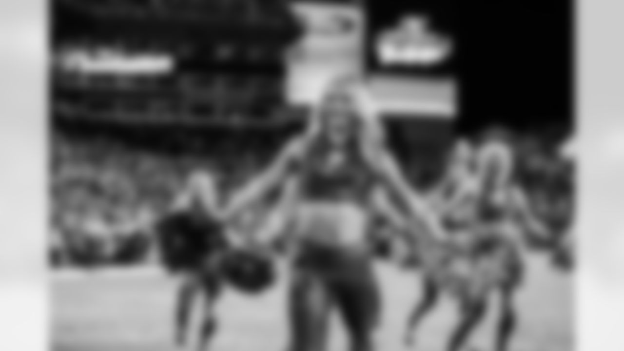 TAMPA, FL - December 18, 2022 - Tampa Bay Buccaneers Cheerleaders during the game between the Cincinnati Bengals and Tampa Bay Buccaneers at Raymond James Stadium. The Buccaneers lost the game, 34-23. Photo By Tori Richman/Tampa Bay Buccaneers