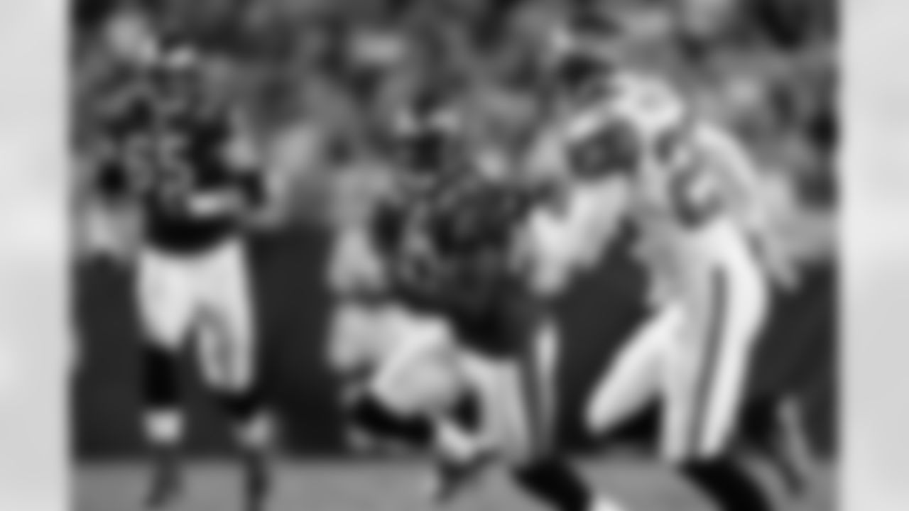 89 WR Antonio Bryant catches a short pass and gains 19 yards.