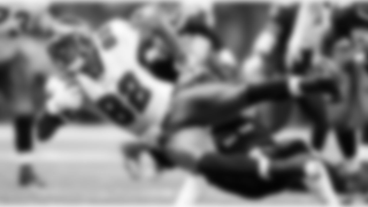 82 TE Kellen Winslow gets a 13 yard reception