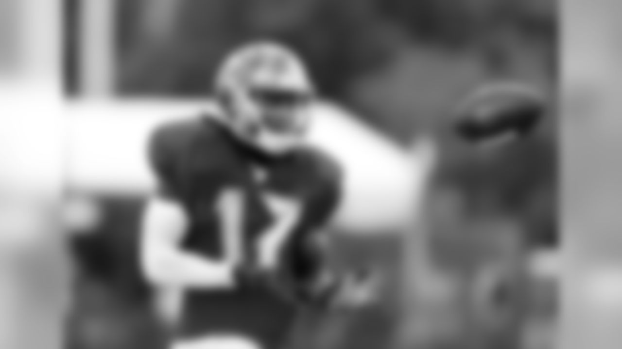 17 WR Donteea Dye
