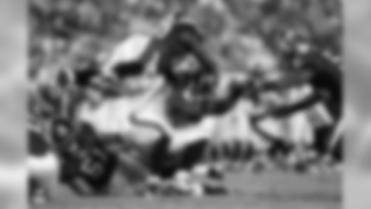 90 DE Gaines Adams throws a leaping tackle on the runner