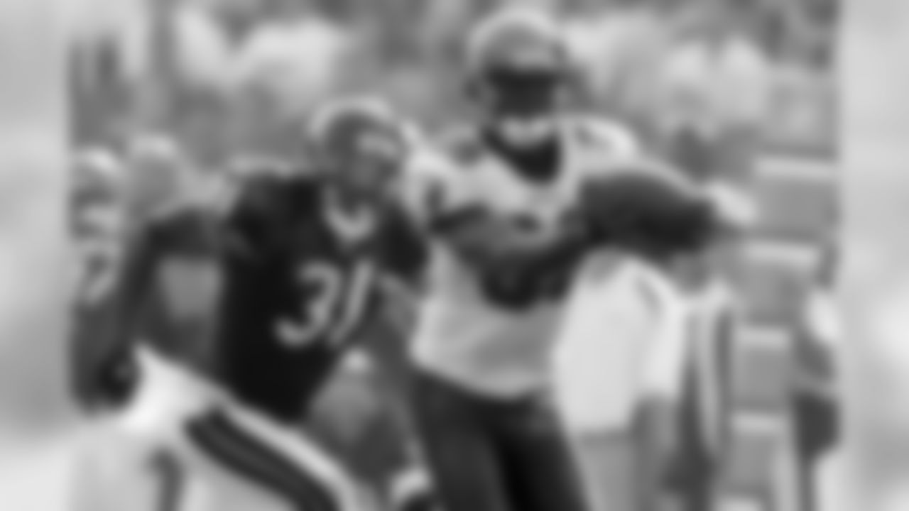 89 WR Antonio Bryant catches a pass and picks up 17 yards