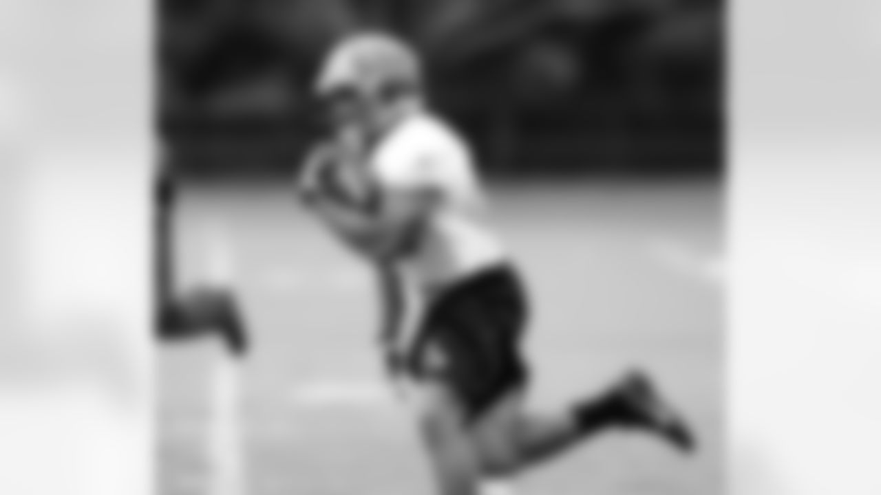 RB Doug Martin runs with the ball.