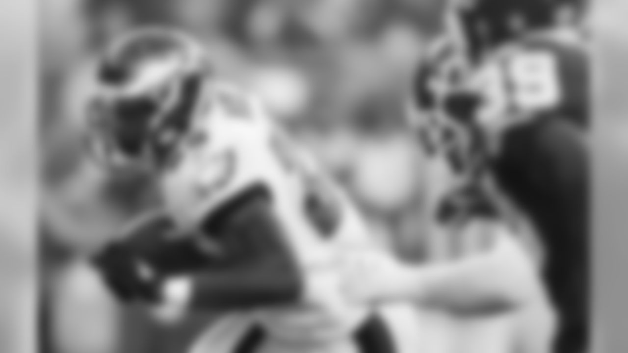 Philadelphia Eagles running back LeSean McCoy (25) breaks through Kansas City Chiefs defenders for a touchdown during the first half of a preseason NFL football game in Arrowhead Stadium in Kansas City, Mo., Friday, Aug. 27, 2010. (AP Photo/Orlin Wagner)