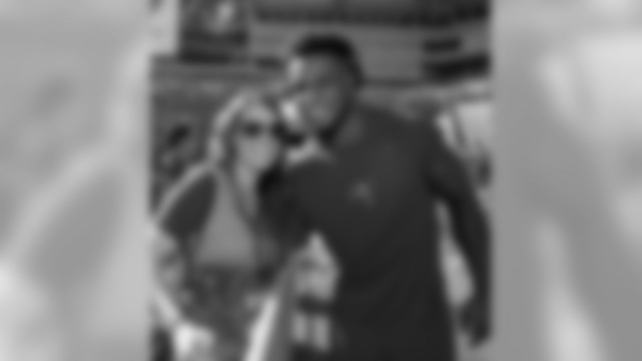 Fan with LB Kwon Alexander