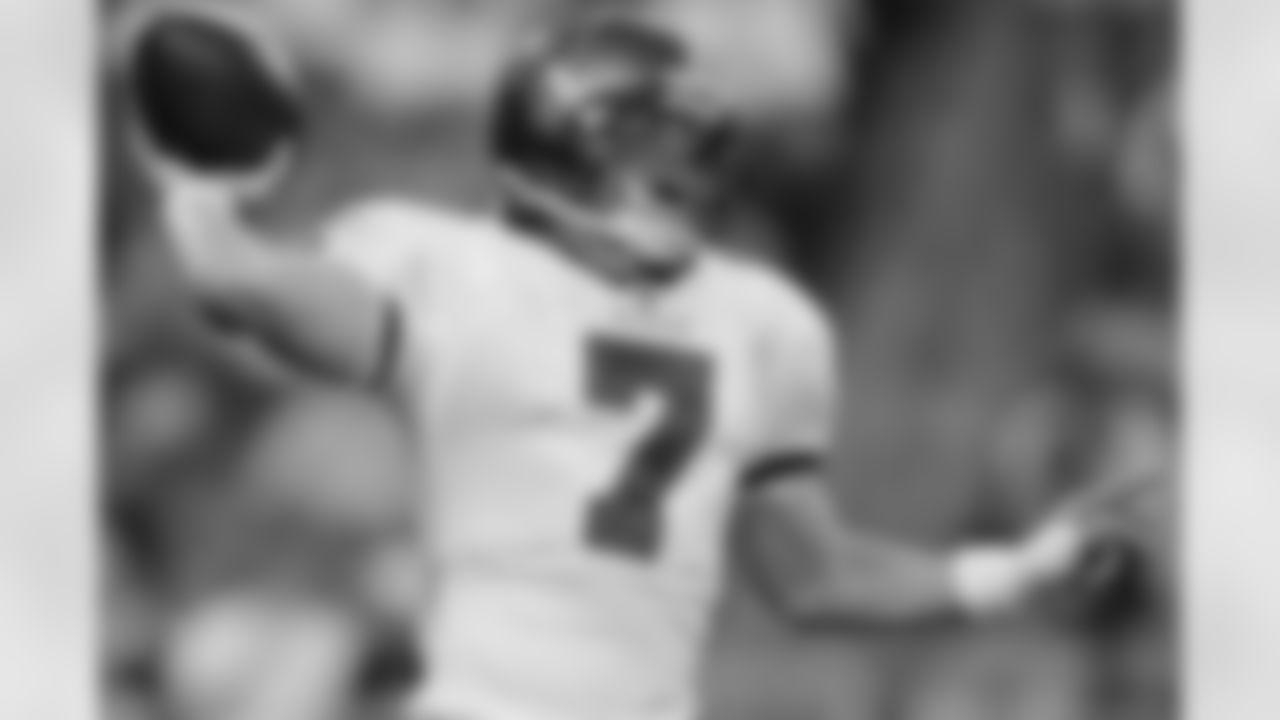 7 QB Jeff Garcia drops back to pass
