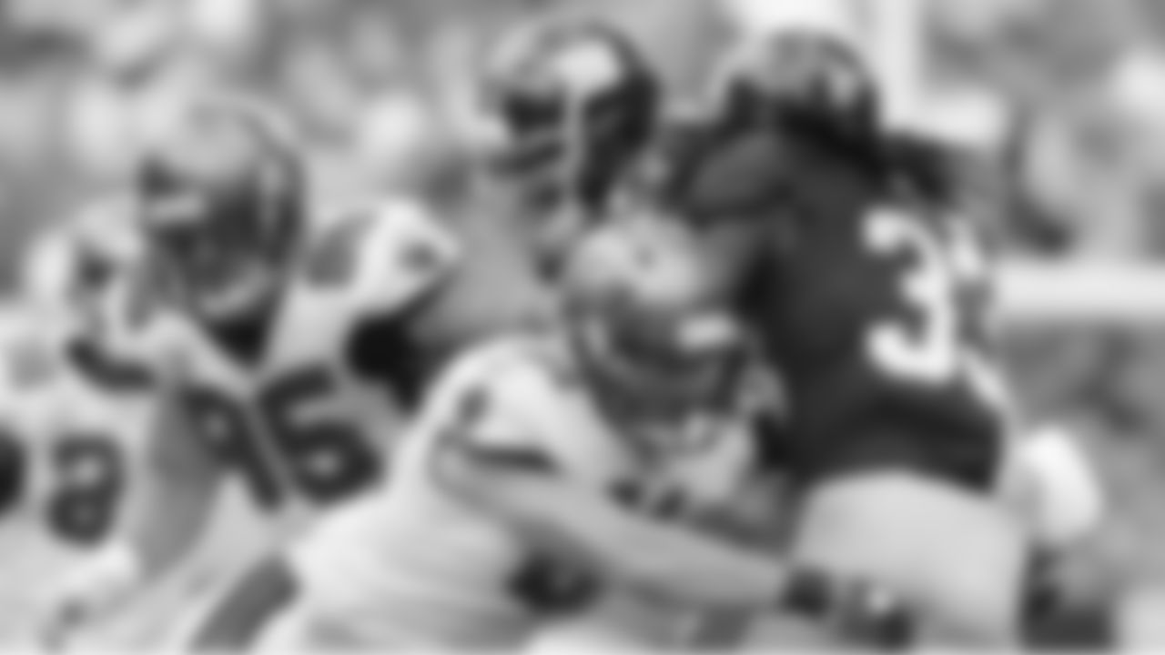 51 LB Barrett Ruud wraps up the ball carrier