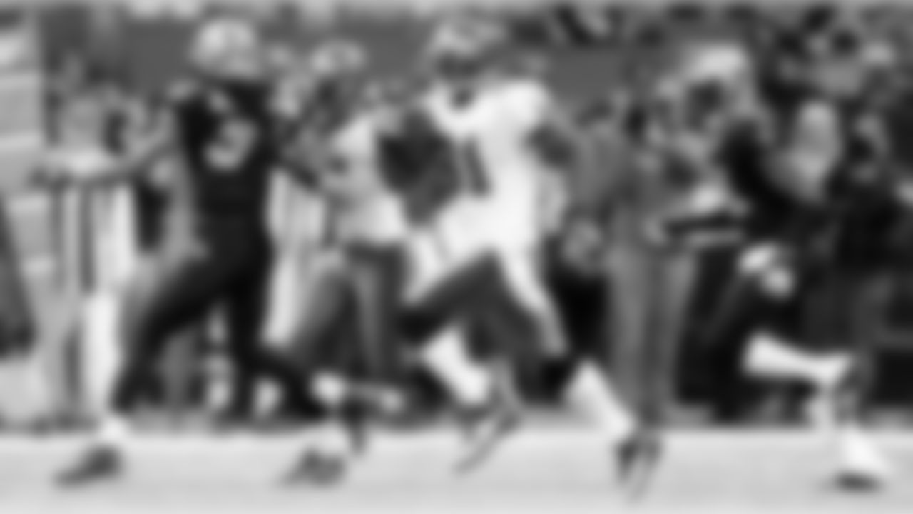 81 WR Michael Spurlock rips out a 69 yard kickoff return