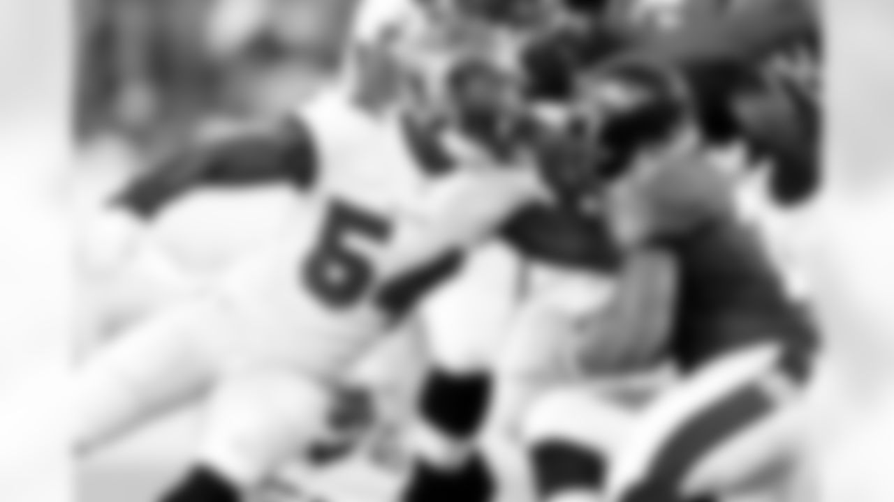 LB Lavonte David wraps up RB Ray Rice.