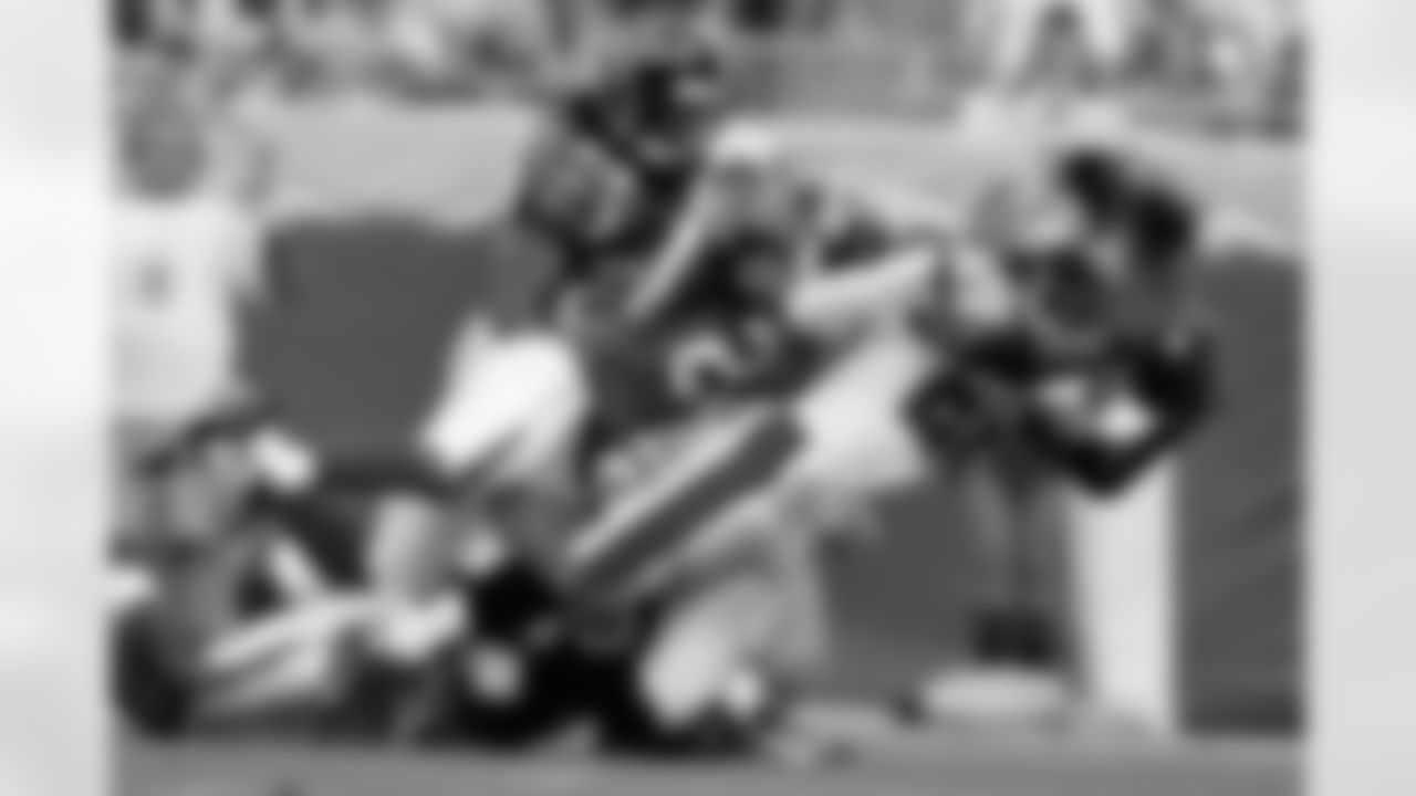 28 RB Warrick Dunn runs 17 yards for a touchdown