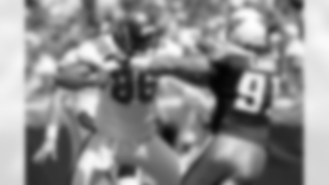 86 Jerramy Stevens protects punter Josh Bidwell