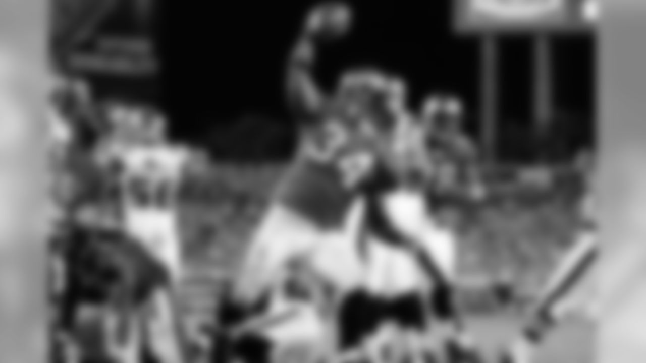 34 RB Earnest Graham celebrates a touchdown in the 2nd quarter