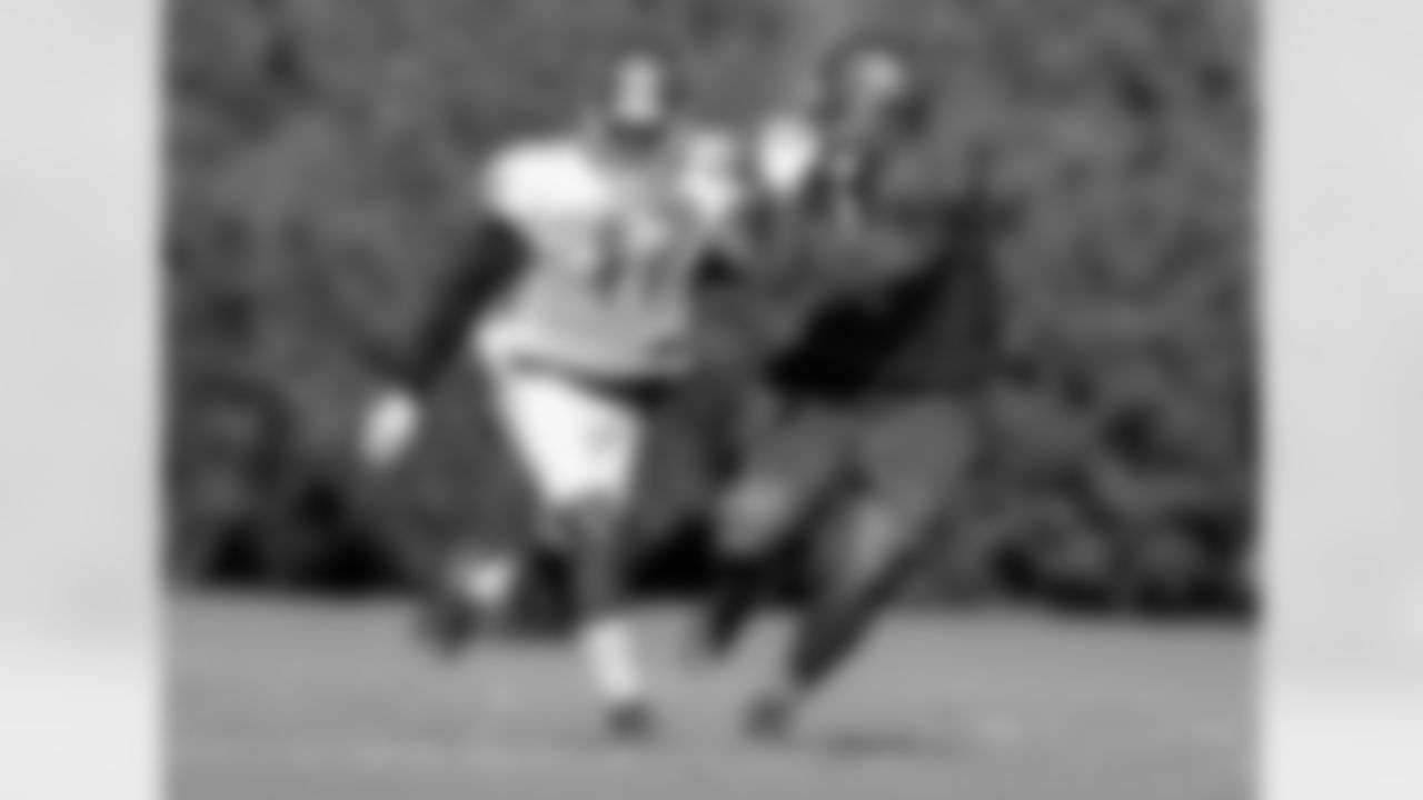 WR Donteea Dye, LB Danny Lansanah