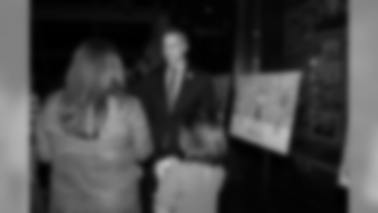191121_TR_HolidayCardExhibit_040