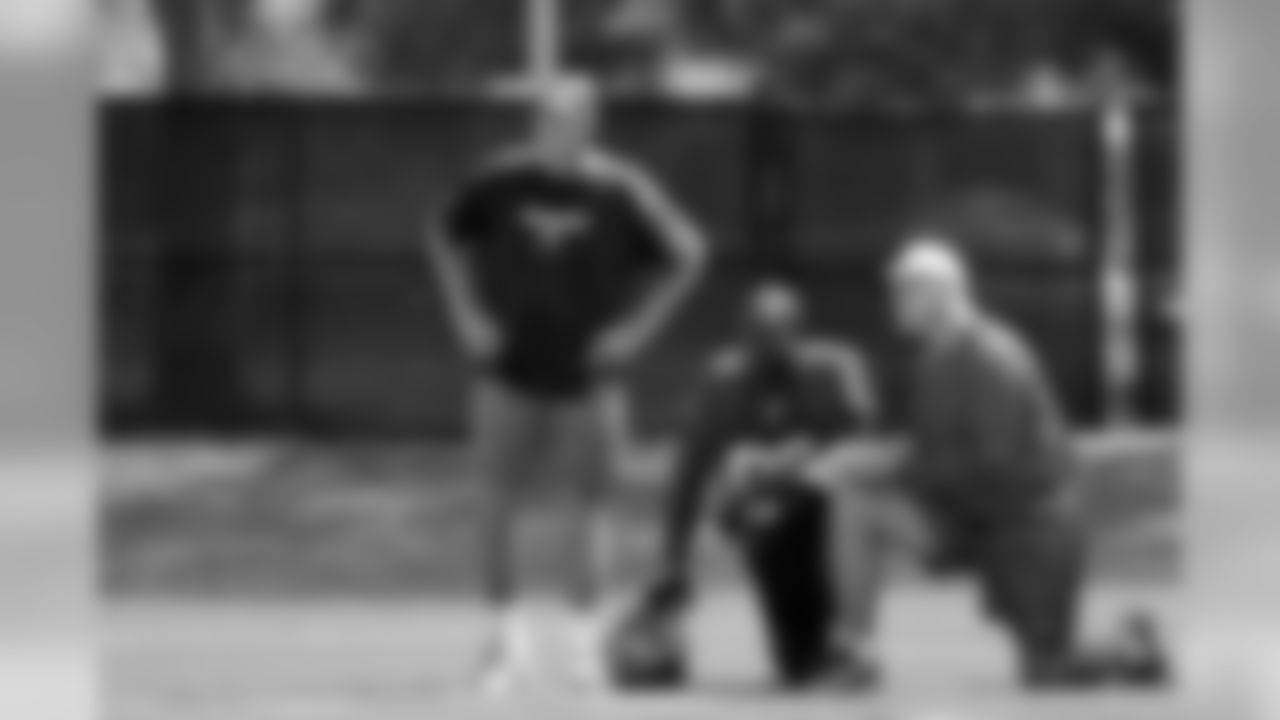 Coaches Monte Kiffin and Todd Wash flank rookie DE Gaines Adams