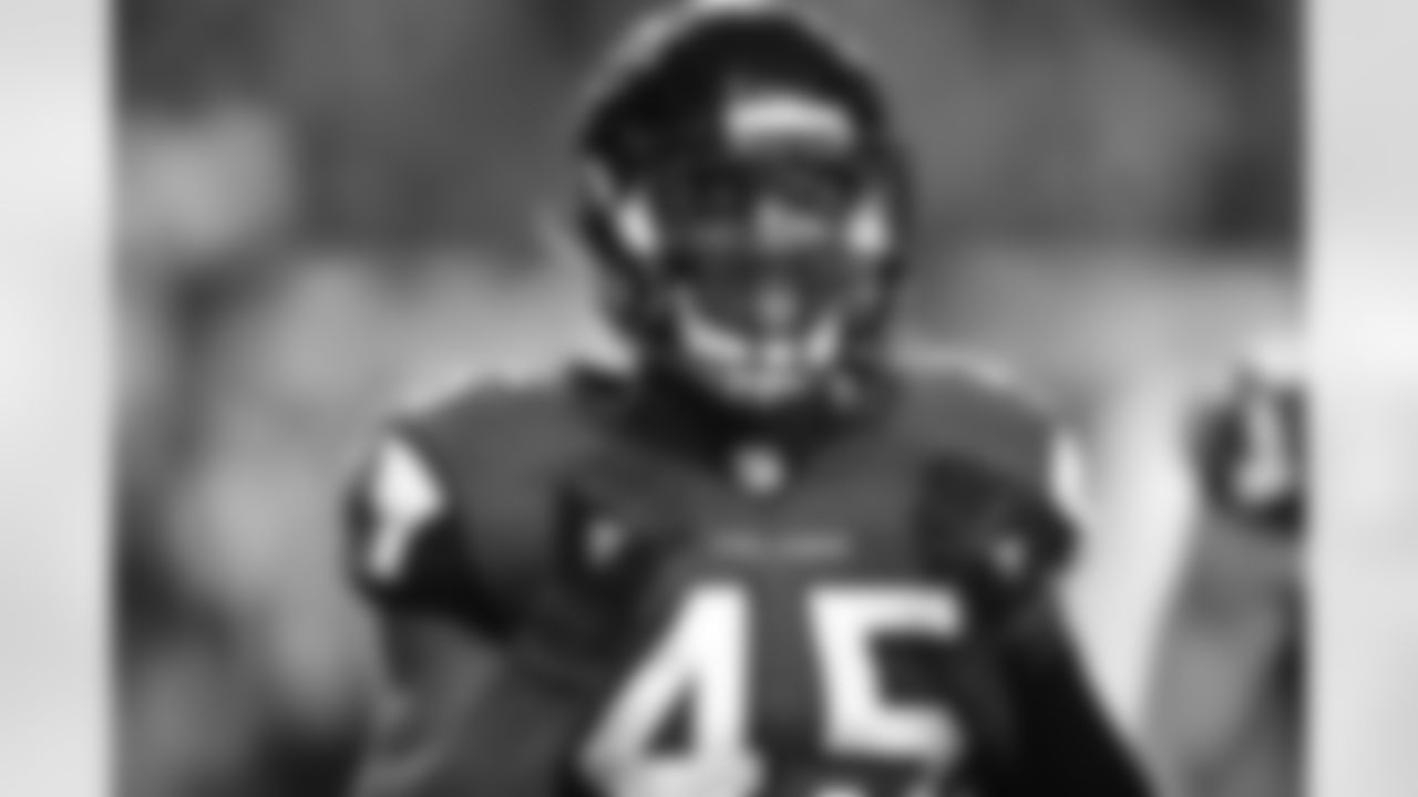 LB Deion Jones