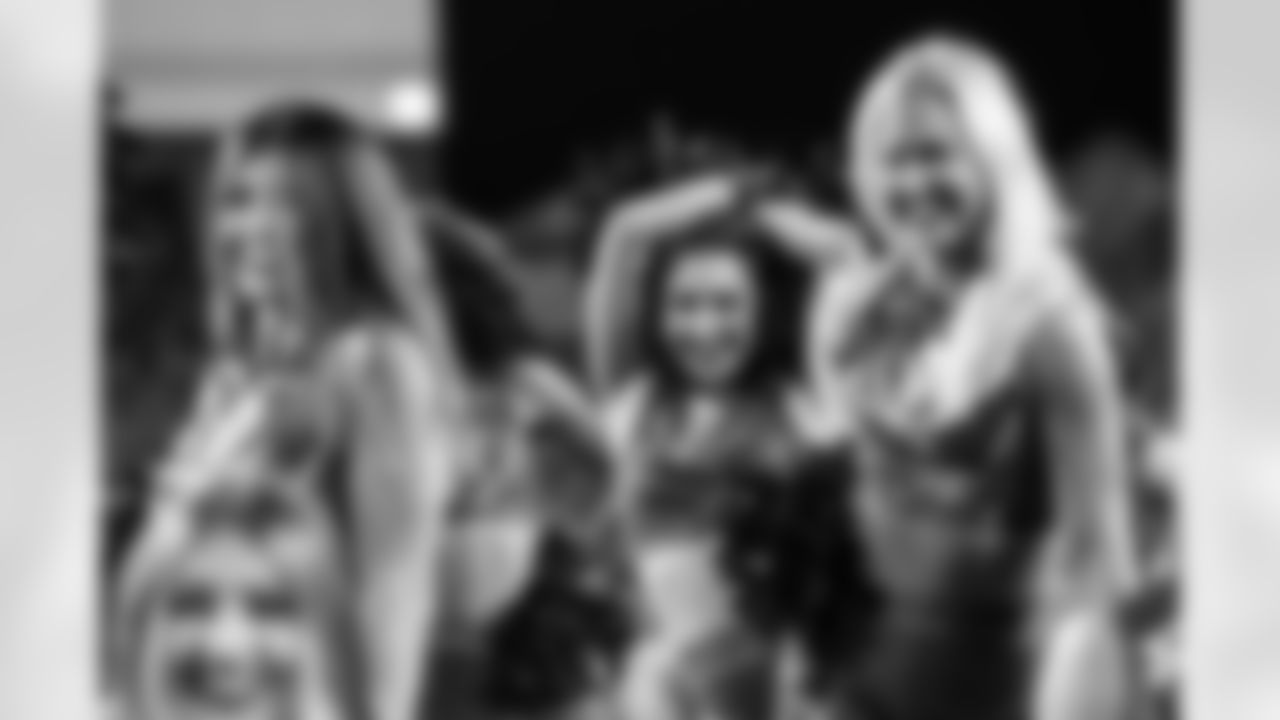 TAMPA, FL - December 05, 2022 - Tampa Bay Buccaneers Cheerleaders during the game between the New Orleans Saints and Tampa Bay Buccaneers at Raymond James Stadium. The Buccaneers won the game, 17-16. Photo By Tori Richman/Tampa Bay Buccaneers