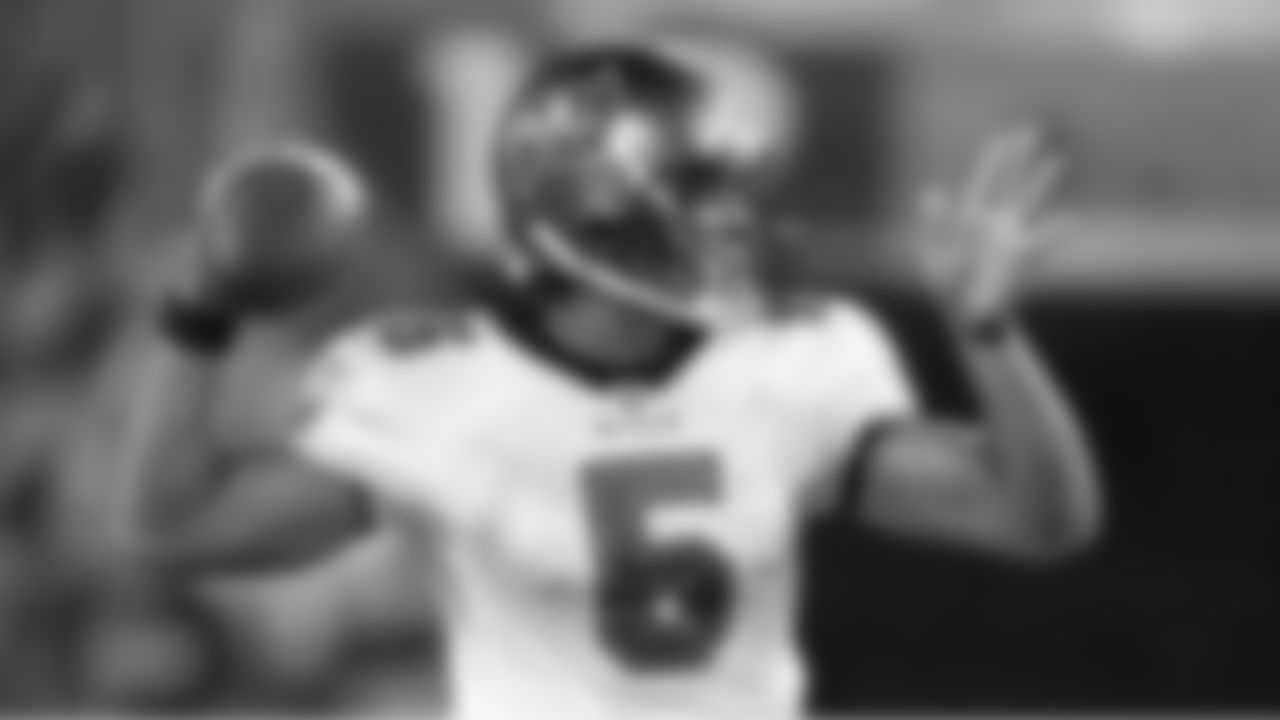 5 QB Josh Freeman scans the field for an open target