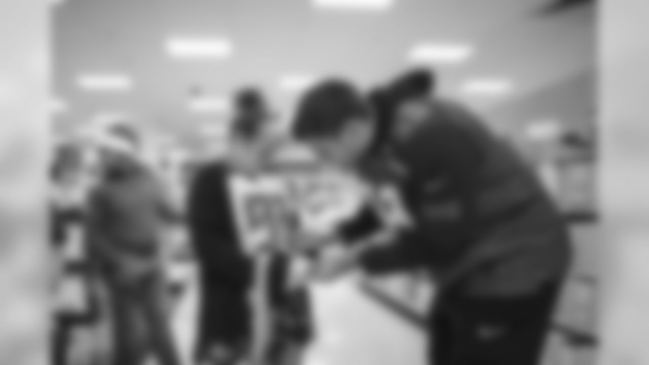 191218_TR_LinebackersLightUpHolidays_014