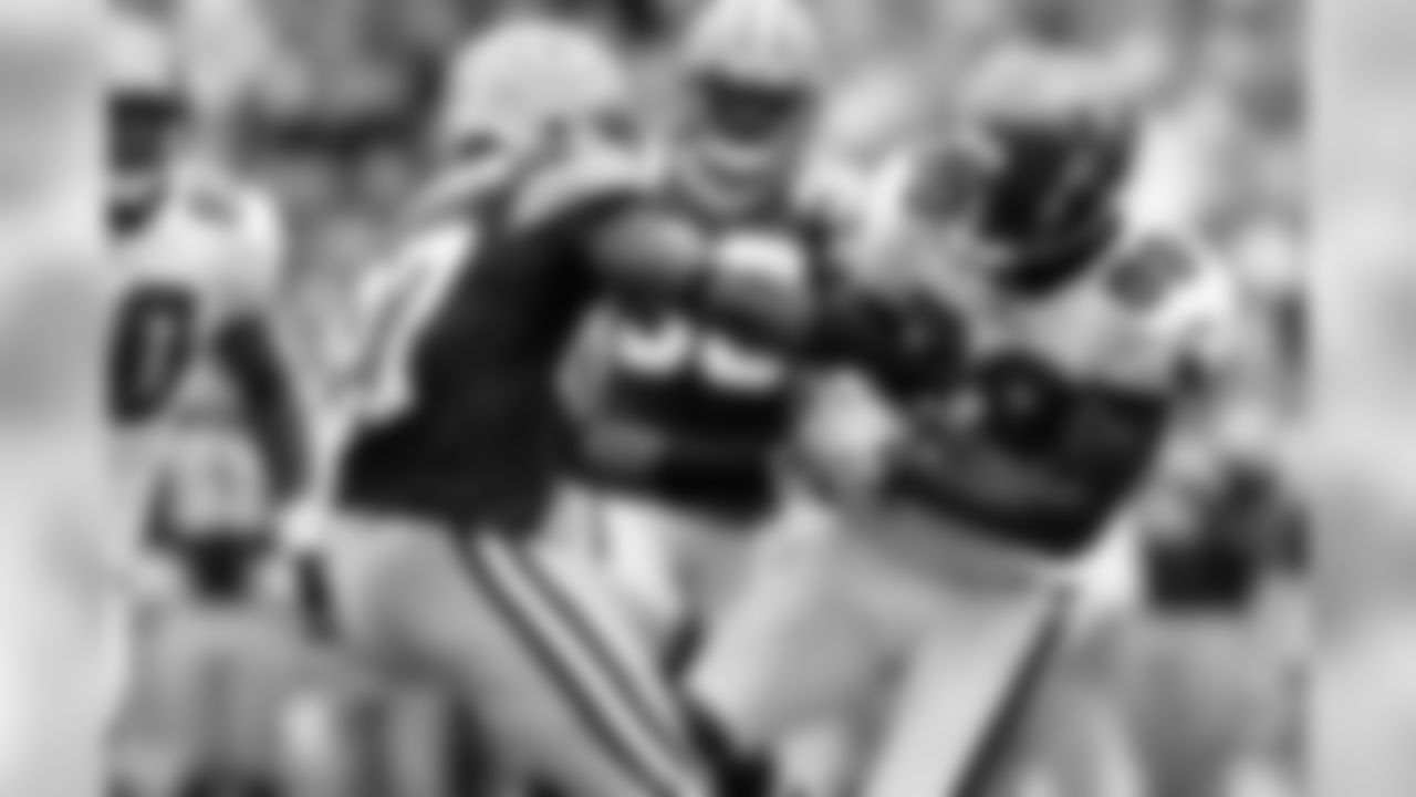 89 WR Antonio Bryant picks up 13 yards to set up for a touchdown in the 2nd quarter