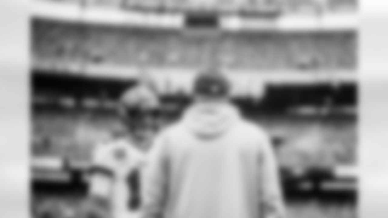 EAST RUTHERFORD, NJ - JANUARY 02, 2022 - Quarterback Tom Brady #12 and Head Coach Bruce Arians of the Tampa Bay Buccaneers before the game between the Tampa Bay Buccaneers and New York Jets at MetLife Stadium. The Buccaneers won the game, 28-24. Photo By Tori Richman/Tampa Bay Buccaneers
